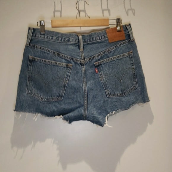 Levi’s Denim Shorts w/ Logo – 30 - Picture 2 of 3